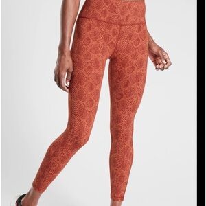 Athleta Ultimate 7/8 Stash Pocket Snake Tight.  Size LP.